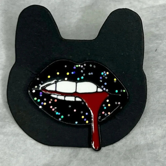💥5 for $25 Sale💥 Goth Glam: Sparkling Black Lips Brooch - Unleash Your Dark Side - Picture 1 of 6